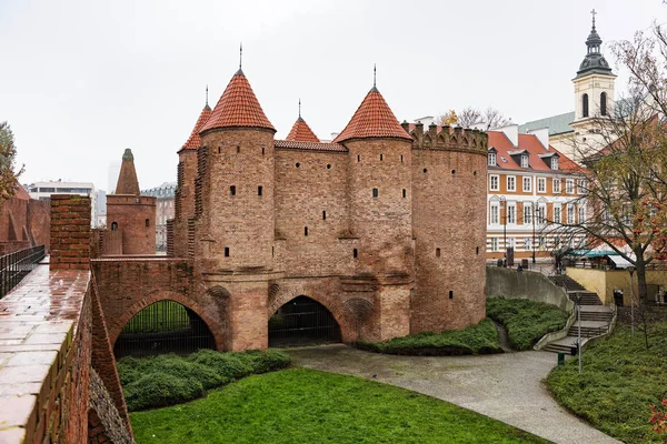 Widok Barbakan Odrestaurowanym Starego Miasta Warszawy Polsce — Zdjęcie stockowe
