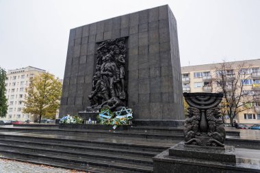 Polin Museum, Polonyalı Yahudilerin tarihi Müzesi yakınındaki Getto kahramanları Anıtı görünümünü üzerinde 22 Ekim 2017 yılında Varşova, Polonya