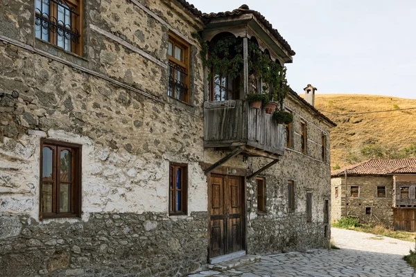 2017 日にギリシャでプレスパ湖湖地域アギオス ゲルマノス村の伝統的な建築様式の石の建物 — ストック写真