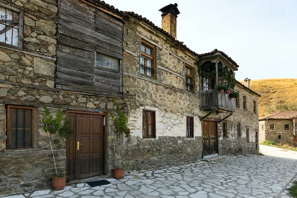 2017 日にギリシャでプレスパ湖湖地域アギオス ゲルマノス村の伝統的な建築様式の石の建物 — ストック写真