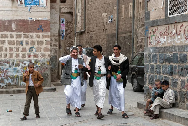 Group Young Men Walk Street Wearing Traditional Knives Janbiyas May — Stock Photo, Image