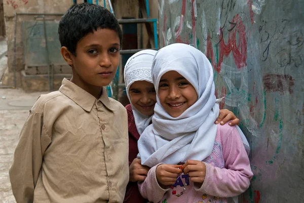 2007年5月4日 在也门萨那 两个女孩和一个男孩对着镜头微笑 虽然婴儿死亡率很高 但也门的儿童受到社会的重视 — 图库照片