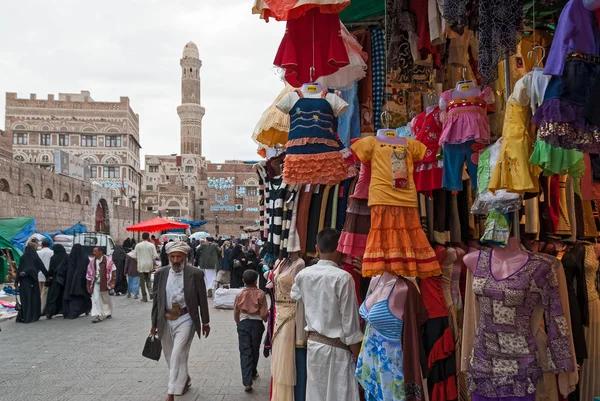 Muž Prodává Barevné Šaty Pro Holčičky Května 2007 Sanaa Jemen Royalty Free Stock Obrázky