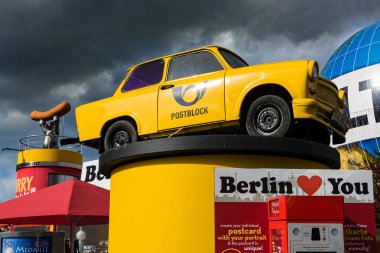 Berlin, Almanya için 19 Nisan 2017 eski Trabant araba ile berlinlovesyou.com sitesinin reklam