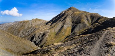 Dağ manzarası ile Kuzey Yunanistan'da Mt Grammos iz