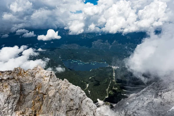 Zugspitze, Bavyera Alpleri, üç buzullar ve Almanya'nın en yüksek kayak merkezi ev sahipliği en yüksek Dağı gölden Eibsee panoramik manzaralı. 