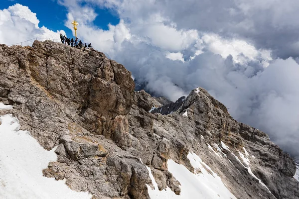 つの氷河とドイツの最高のスキー リゾートに家 バイエルン アルプスの高い山 ツークシュピッツェの山頂の眺め — ストック写真