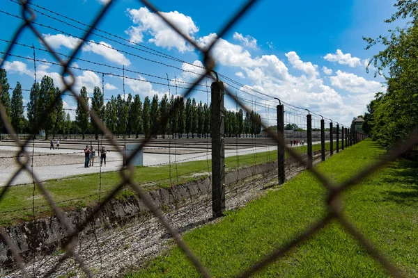 Odwiedzający Spacerem Wzdłuż Ogrodzenia Drutem Obozu Koncentracyjnego Dachau Koło Monachium — Zdjęcie stockowe