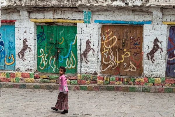 Uma Menina Roupas Rosa Caminha Uma Rua Com Portas Coloridas — Fotografia de Stock
