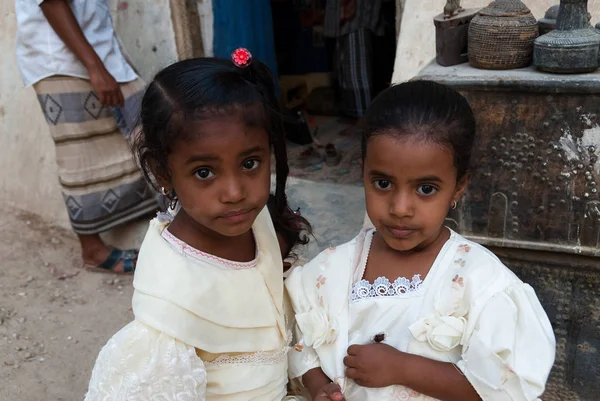 2007年5月4日 在也门萨那 两名身穿白色衣服的女孩向镜头摆姿势 虽然婴儿死亡率很高 但也门的儿童受到社会的重视 — 图库照片