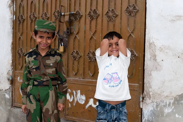 2007年5月4日 在也门萨那 两个快乐的男孩在他们家门口对着镜头微笑 — 图库照片