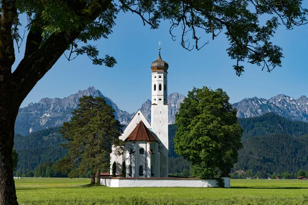 Горный Ландшафт Католической Церковью Возле Озера Форггензее Баварии Германия — стоковое фото