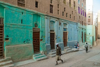 Geleneksel giysiler içinde bir adam bir sokakta 8 Mayıs 2007 Şibam, Yemen yürür. Şibam eski şehir Unesco Dünya Miras kenti olduğunu.