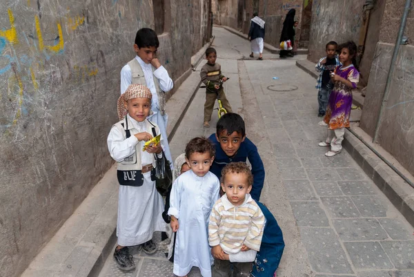 2007年5月4日 一群男孩在也门萨那的一条狭窄街道上向镜头摆姿势 — 图库照片