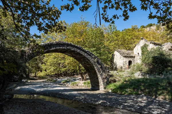 Μια Παραδοσιακή Πέτρινη Γέφυρα Και Ένα Ερειπωμένο Νερόμυλο Κοντά Ελασσόνα — Φωτογραφία Αρχείου