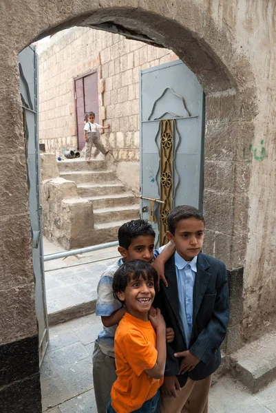 Trois Garçons Posent Devant Photographe Touristique Devant Porte Leur Maison — Photo