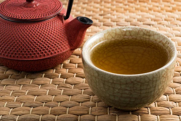 Fincan çay ve kuru çay doğal Örtüleme ile Çin geleneksel tarzı kırmızı çaydanlık