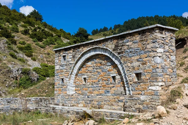 Tradycyjne Kamień Fontanną Wodą Pitną Miejscowości Kokkinopilos Olimp Tesalia Grecja — Zdjęcie stockowe