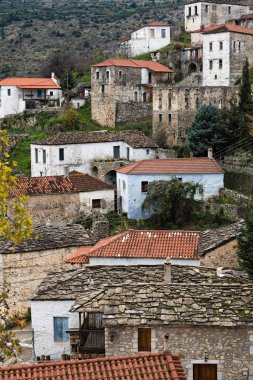 Terk edilmiş tarihi köy, Prastos Peloponnese, Yunanistan için görünümünü. Köy, geleneksel tower evler için iyi bilinen.