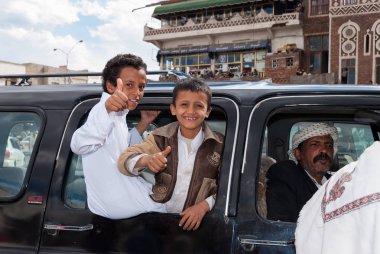 Babalarının arabada iki çocuk 4 Mayıs 2007 Sanaa, Yemen kameraya gülümse. Yemen çocuklarda kültürel ve sosyal olarak değerlenmektedir.