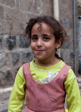 Bir kız 4 Mayıs 2007 Sanaa, Yemen kameraya poz. Yemen çocuklarda kültürel ve sosyal olarak değerlenmektedir.