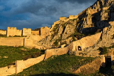 Acrocorinth, Peloponnese, Yunanistan eski Corinth acropolis adlı günbatımı arkeolojik sitesinin görünümünü