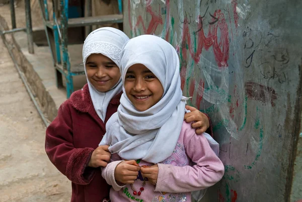 2007年5月4日 在也门萨那 两名女孩在屋外对着镜头微笑 也门的儿童在文化和社会上都很有价值 — 图库照片