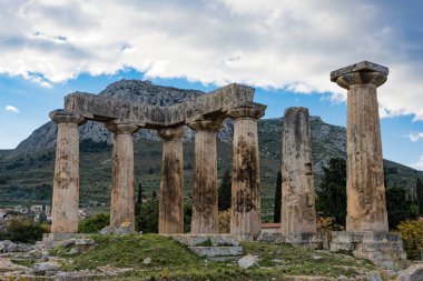 Yunanistan 'ın Mora kentindeki Korint arkeolojik bölgesinde bulunan Apollo Tapınağı' ndan geriye kalanlar
