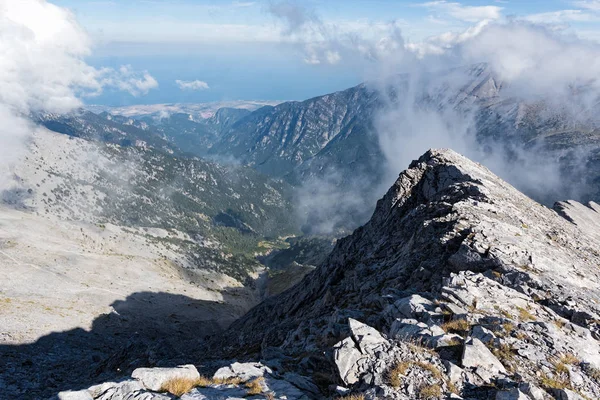 Yunanistan 'ın en yüksek dağı olan Olimpos Dağı' ndaki bulut manzarası ve antik Yunan tanrılarının evi