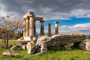Yunanistan 'ın Mora kentindeki Korint arkeolojik bölgesinde bulunan Apollo Tapınağı' ndan geriye kalanlar