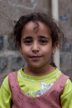 Bir kız 4 Mayıs 2007 Sanaa, Yemen kameraya poz. Yemen çocuklarda kültürel ve sosyal olarak değerlenmektedir.