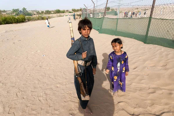 2007年5月6日 在也门马里卜 一个带着步枪的男孩和他的妹妹在镜头前摆姿势 2012 也门成为内战的根据地 内战仍在继续 — 图库照片