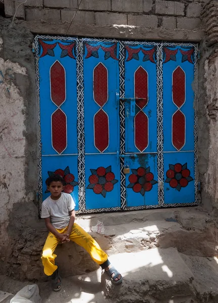 Garçon Est Assis Devant Porte Colorée Maison Mai 2007 Zabid — Photo