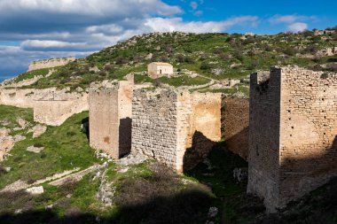 Acrocorinth, Peloponnese, Yunanistan eski Corinth acropolis adlı günbatımı duvarlarının parçası