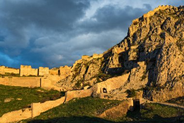 Acrocorinth, Peloponnese, Yunanistan eski Corinth acropolis adlı günbatımı arkeolojik sitesinin görünümünü