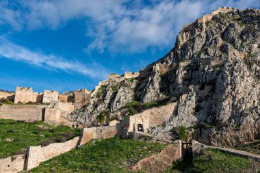 Acrocorinth, Peloponnese, Yunanistan eski Corinth acropolis adlı günbatımı arkeolojik sitesinin görünümünü