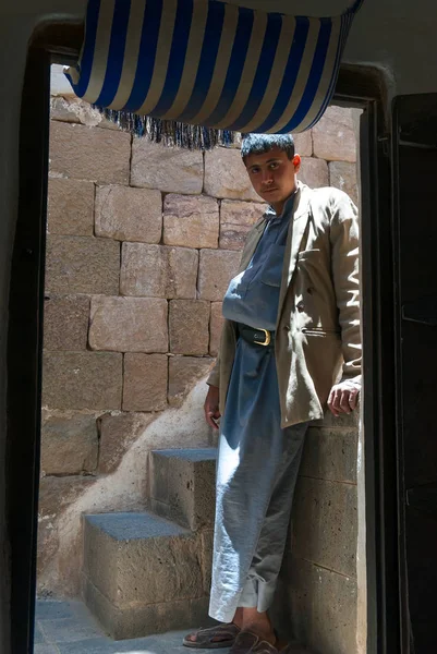 Man Traditional Clothes Stands Door May 2007 Kawkaban Yemen 2012 — Stock Photo, Image