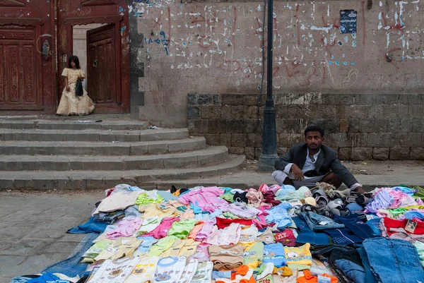 Een Man Verkoopt Kleurrijke Kleding Voor Kinderen Mei 2007 Sanaa — Stockfoto