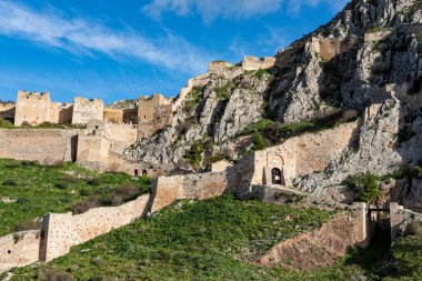 Acrocorinth, Peloponnese, Yunanistan eski Corinth acropolis adlı günbatımı arkeolojik sitesinin görünümünü