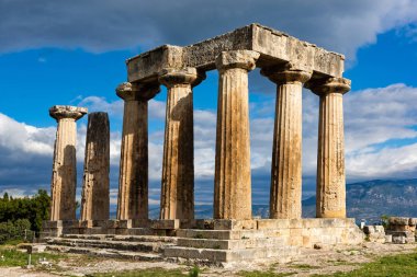 Yunanistan 'ın Mora kentindeki Korint arkeolojik bölgesinde bulunan Apollo Tapınağı' ndan geriye kalanlar