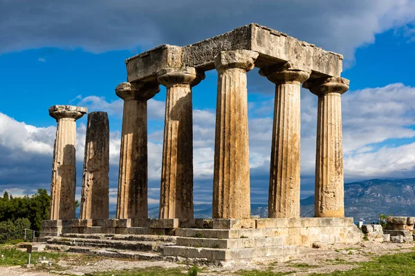 Yunanistan 'ın Mora kentindeki Korint arkeolojik bölgesinde bulunan Apollo Tapınağı' ndan geriye kalanlar