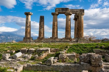 Yunanistan 'ın Mora kentindeki Korint arkeolojik bölgesinde bulunan Apollo Tapınağı' ndan geriye kalanlar