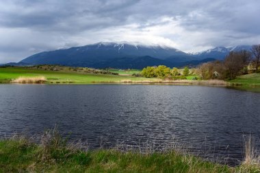 Olimpos Dağı, en yüksek dağ Yunanistan ve eski Yunan tanrılarının evi uzak görünümünü