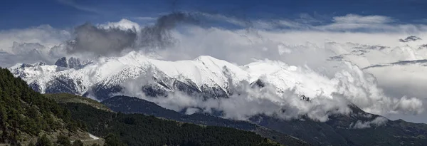 Yunanistan'ın en yüksek dağı olan, antik Yunan tanrılarının evi olan karlı Olimpos Dağı'nın panoramik manzarası