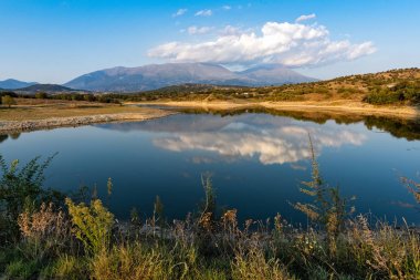 Yunanistan'ın en yüksek dağı ve antik Yunan tanrılarının evi olan Kallithea ve Olimpos Dağı'nın yapay gölünün görünümü