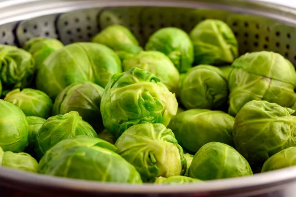 Rohe Rosenkohl Sprossen Dampfkocher — Stockfoto