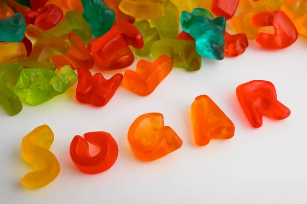 Bonbons Gommeux Colorés Sur Fond Blanc Avec Mot Sucre Écrit — Photo