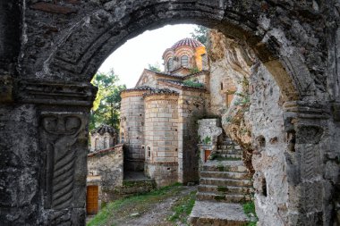 Peloponnese Mystras Bizans arkeolojik sitenin bir parçası, Yunanistan.Antik Mystras orta kenti Peribleptos Manastırı Görünümü