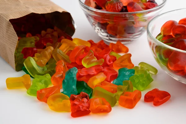 Miski Szklane Worek Papierowy Kolorowe Cukierki Gummy Białym Tle — Zdjęcie stockowe