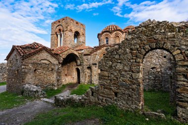 Yunanistan'ın Mora kentinde ki Mystras arkeolojik alanının bir kısmı. Antik Mystras'ın üst şehrinde Ayasofya Kilisesi'nin görünümü